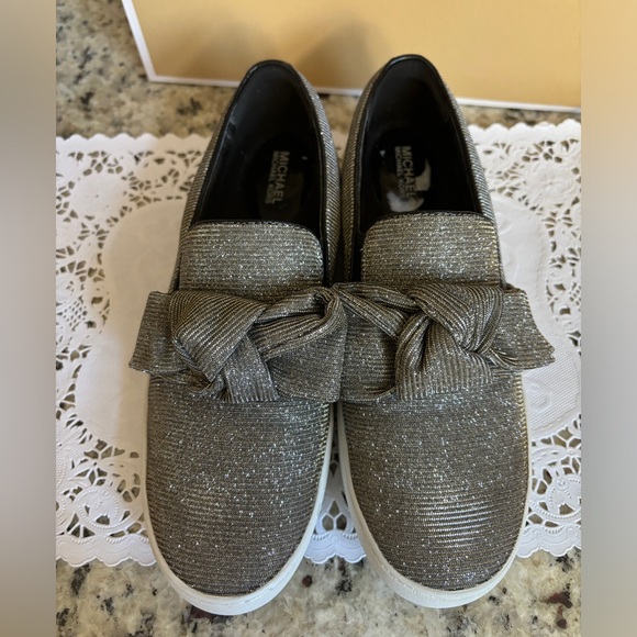 Michael Kors Almost New Willa Silver Glitter Sneakers Size 6.5 - Picture 5 of 15